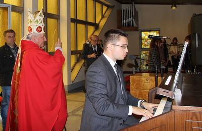 Biskup poświęcił organy w ostrowskiej parafii 