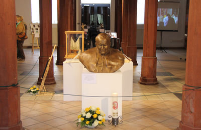 Wystawa poświęcona bł. Janowi Pawłowi II w Gołuchowie