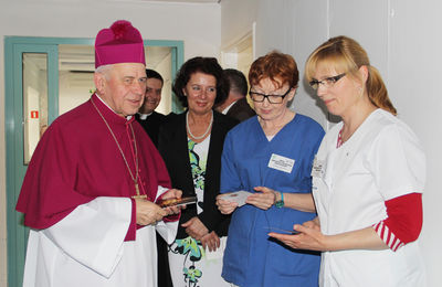  	Biskup Napierała odwiedził pacjentów szpitala w Pleszewie 