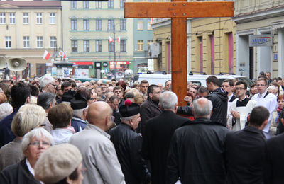 Symbole ŚDM - Droga Krzyżowa ulicami Ostrowa Wlkp.