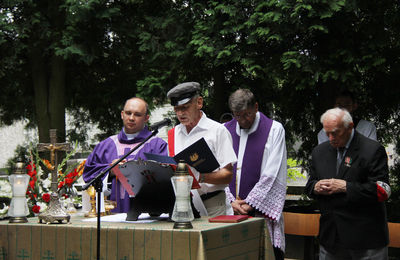 Modlitwa przy grobie ks. Józefa Sieradzana