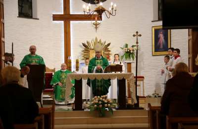 Biskup kaliski poświęcił ołtarz boczny Matki Bożej Częstochowskiej i dzwonnicę w Wielowsi Klasztornej