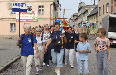 Grupa granatowa z Krotoszyna w drodze do Maryi