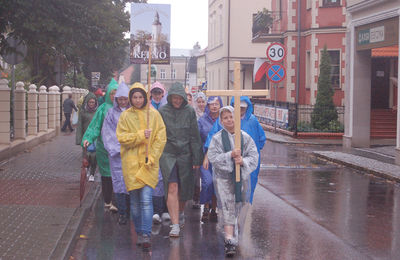 Biało-fioletowa z Kępna w drodze do Maryi 