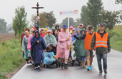 Pielgrzymi z Błaszek w grupie różanej w drodze do Matki