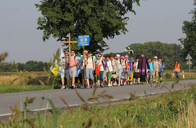 Pątnicy z grupy biało-niebieskiej już na pielgrzymim szlaku