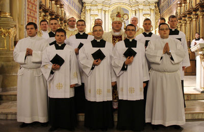 Obrzęd Obłóczyn alumnów III roku WSD w Kaliszu