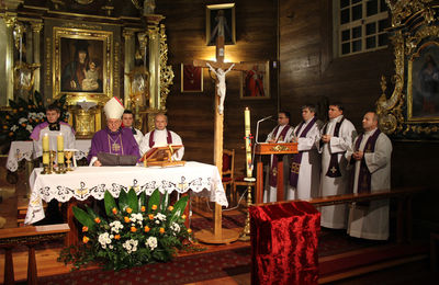 Bp Janiak poświęcił odnowioną świątynię w Szczurach