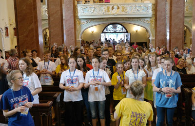 Biskup Edward pośród młodych na Tratwie w Pleszewie