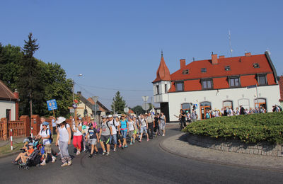 Pątnicy z grupy biało-niebieskiej już na pielgrzymim szlaku