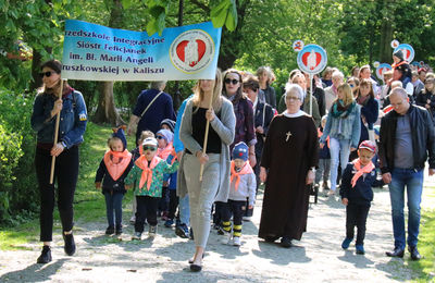 Dzieci wraz z Siostrami Felicjankami u Świętego Józefa