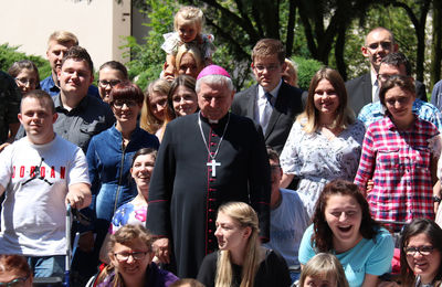 Biskup Edward Janiak wśród uczestników wczasorekolekcji