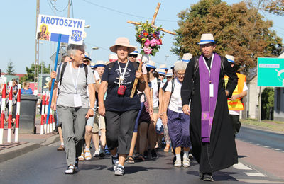 Grupa granatowa z Krotoszyna w drodze do Maryi