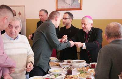 Biskup Edward Janiak na opłatku w schronisku dla bezdomnych mężczyzn im. św. Brata Alberta w Kaliszu