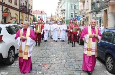 Kaliscy Biskupi wzięli udział w procesji Bożego Ciała ulicami miasta Kalisza