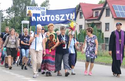 Grupa granatowa z Krotoszyna w drodze do Maryi