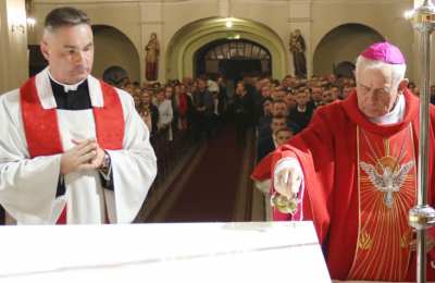 Biskup Stanisław Napierała dokonał konsekracji ołtarza w kościele pw. Wniebowzięcia NMP w Gołuchowie