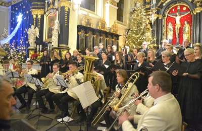 Koncert kolęd i pastorałek w wykonaniu Jasnogórskiej Orkiestry Dętej i Chóru Lira w Wieruszowie