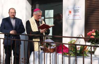 Biskup Kaliski Edward Janiak pobłogosławił paczki świąteczne przygotowane przez Caritas Diecezji Kalskiej
