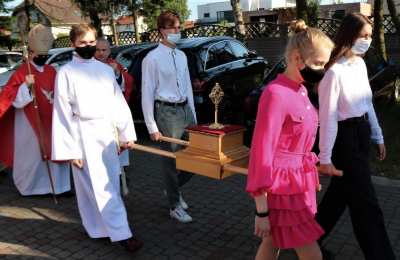 Bierzmowanie i wprowadzenie relikwii bł. Carla Acutisa do kościoła Świętej Rodziny w Ostrowie Wielkopolskim
