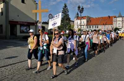 Grupa biało-fioletowa  z Kępna także podąża już do Maryi