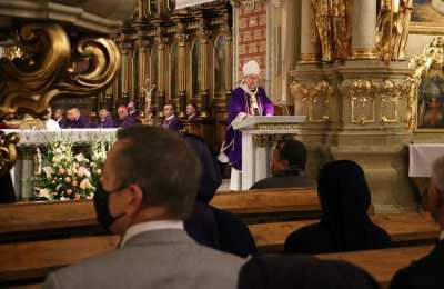 Msza św. żałobna w intencji śp. bpa Edwarda Janiaka w katedrze kaliskiej