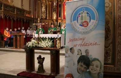 Transmisja radiowo-telewizyjna z parafii pw. Narodzenia NMP w Chełmcach