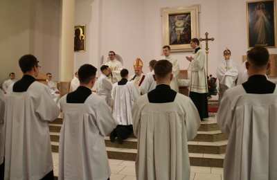 Klerycy III roku ASD w Poznaniu przyjęli posługę lektoratu