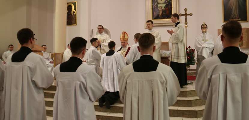 Klerycy III roku ASD w Poznaniu przyjęli posługę lektoratu