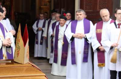 Msza św. żałobna w intencji śp. biskupa Teofila Wilskiego w ostrowskiej konkatedrze