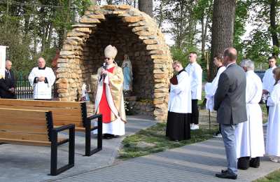 Biskup Damian Bryl poświęcił grotę Matki Bożej w Opatowie