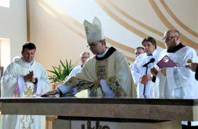 Uroczyste poświęcenie kościoła św. Jadwigi Królowej w Ostrzeszowie