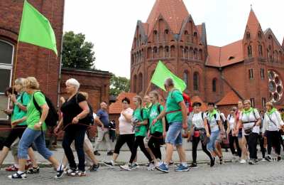 Grupa zielona z Ostrowa Wielkopolskiego niesie krzyż do stóp Maryi