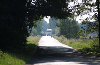 Pielgrzymi w drodze do Kalisza - postój w Lututowie