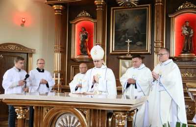Konsekracja kościoła i ołtarza w parafii pw. Zwiastowania NMP w Kaliszkowicach Kaliskich
