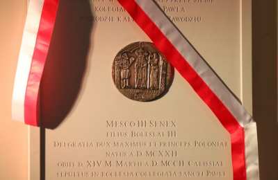 Uroczyste odsłonięcie tablicy epitafijnej Mieszka III Starego w katedrze kaliskiej