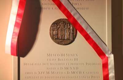 Uroczyste odsłonięcie tablicy epitafijnej Mieszka III Starego w katedrze kaliskiej