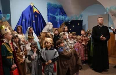 Biskup Damian Bryl spotkał się z dziećmi ze świetlicy św. Doroty w Kaliszu