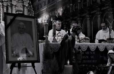 Biskup kaliski Damian Bryl przewodniczył Mszy świętej za śp. Benedykta XVI