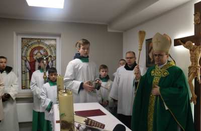Biskup Damian Bryl poświęcił kaplicę zimową w Krzywiźnie