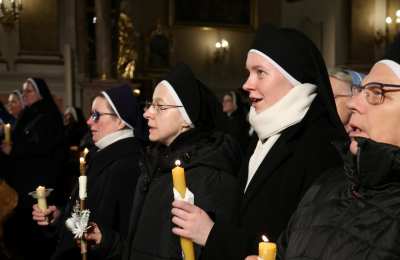 W comiesięcznej modlitwie za rodziny uczestniczyły osoby życia konsekrowanego