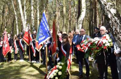Uroczystość poświęcona ofiarom II Wojny Światowej, rozstrzelanym w lesie winiarskim