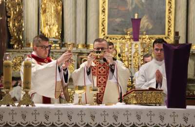 Biskup Damian przewodniczył Mszy Wieczerzy Pańskiej w katedrze kaliskiej