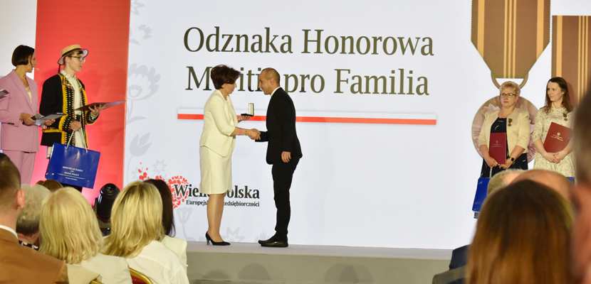 Honorowa Odznaka "Meritis pro Familia" przyznana Radiu Rodzina Diecezji Kaliskiej