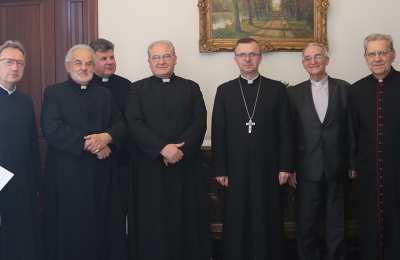 Biskup kaliski wręczył kapłanom podziękowania za służbę w Kościele kaliskim