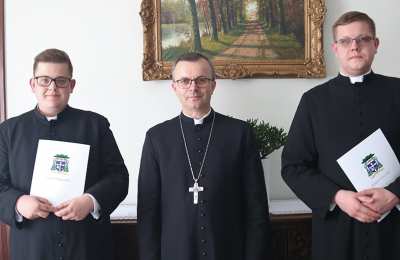 Bp Bryl wręczył neoprezbiterom dekrety kierujące na pierwsze parafie