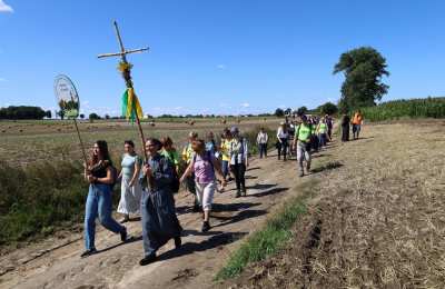 Sycowska grupa żółto - zielona w drodze do Jasnogórskiej Matki