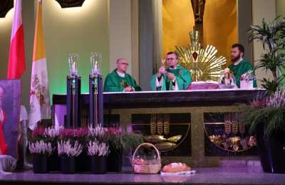 Eucharystia z okazji jubileuszu 60-lecia Szkoły Podstawowej nr 9 im. św. JP II w Ostrowie Wlkp.