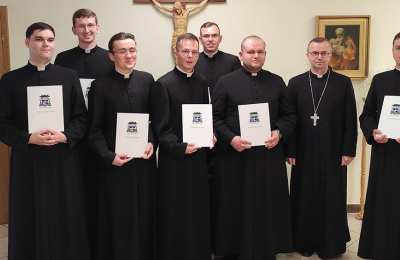 Biskup Bryl wręczył neoprezbiterom dekrety kierujące na pierwsze parafie