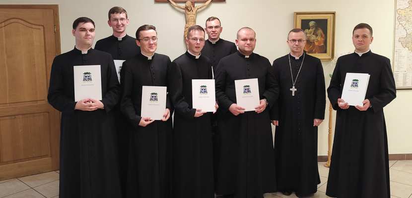 Biskup Bryl wręczył neoprezbiterom dekrety kierujące na pierwsze parafie